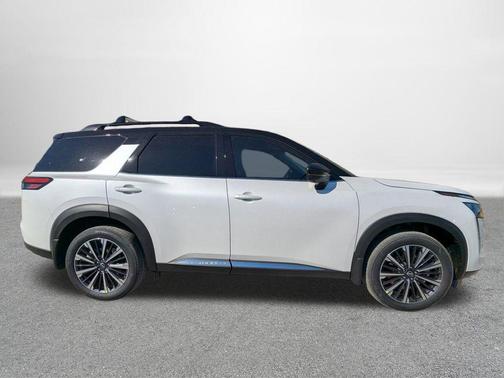 Everest White Pearl Tricoat/Super Black 2026 Nissan Pathfinder Platinum