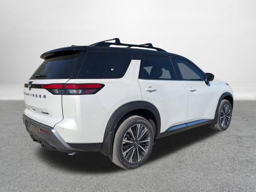 Everest White Pearl Tricoat/Super Black 2026 Nissan Pathfinder Platinum