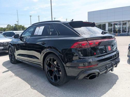 Mythos Black Metallic 2025 Audi RS Q8 4.0T