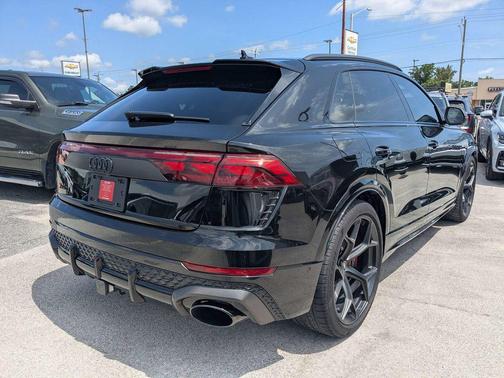 Mythos Black Metallic 2025 Audi RS Q8 4.0T