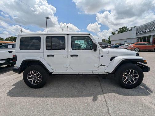 Bright White Clearcoat 2025 Jeep Wrangler 4-Door Sahara 4x4