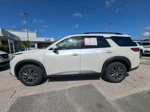 Pearl White Tricoat 2024 Nissan Pathfinder SV FWD