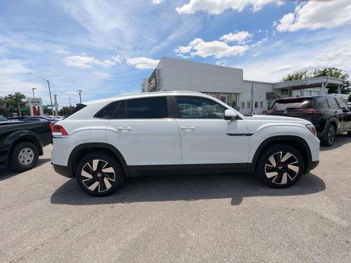 Silver Mist Metallic 2025 Volkswagen Atlas Cross Sport 2.0T SE w/Technology