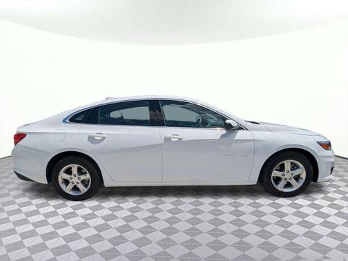 Summit White 2024 Chevrolet Malibu FWD 1LT