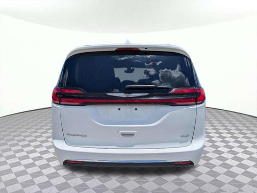 Bright White Clearcoat 2022 Chrysler Pacifica Touring L