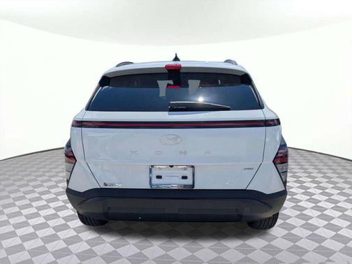 Atlas White 2025 Hyundai KONA SEL