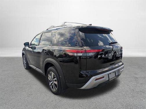 2025 Nissan Pathfinder SL FWD