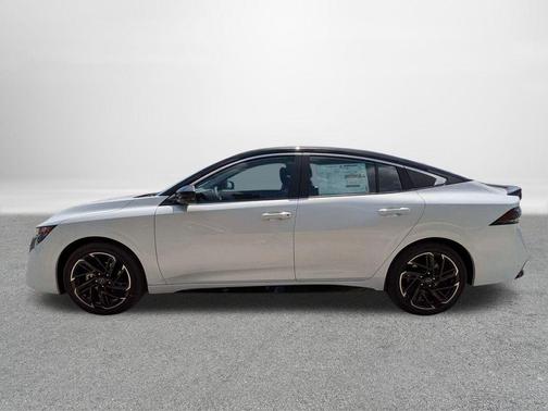 Aspen White Tricoat/Super Black 2026 Nissan Sentra SR