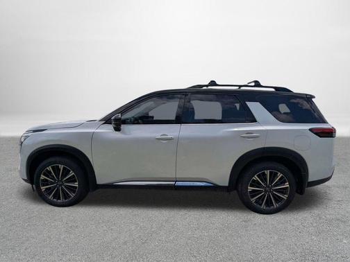 Everest White Pearl Tricoat/Super Black 2026 Nissan Pathfinder Platinum