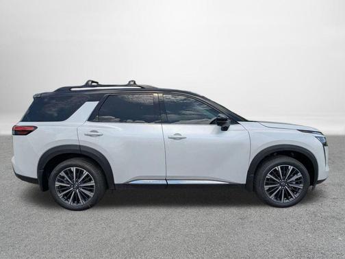Everest White Pearl Tricoat/Super Black 2026 Nissan Pathfinder Platinum