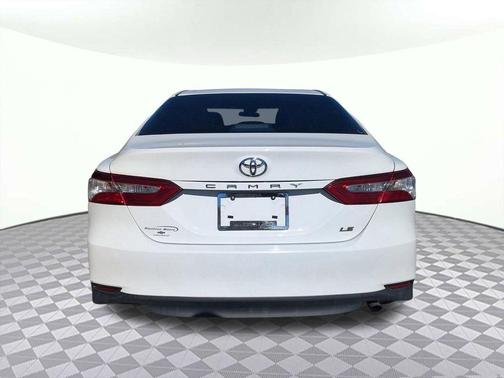 Super White 2018 Toyota Camry LE