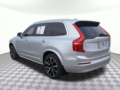 2022 Volvo XC90 T6 Momentum
