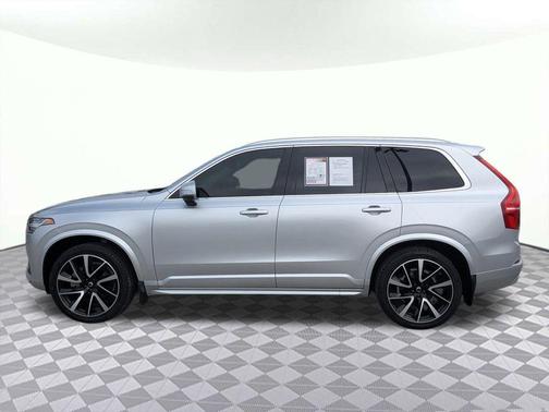 2022 Volvo XC90 T6 Momentum