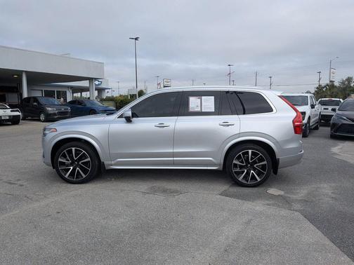Bright Silver Metallic 2022 Volvo XC90 T6 Momentum