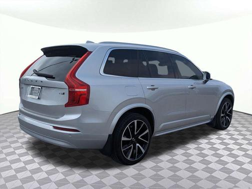 2022 Volvo XC90 T6 Momentum