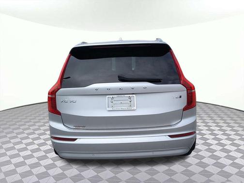 2022 Volvo XC90 T6 Momentum