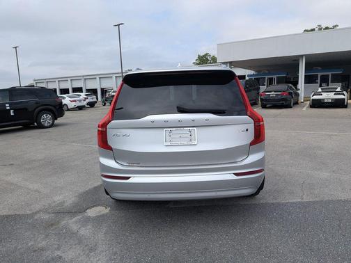 Bright Silver Metallic 2022 Volvo XC90 T6 Momentum