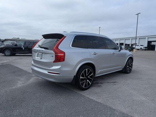 Bright Silver Metallic 2022 Volvo XC90 T6 Momentum