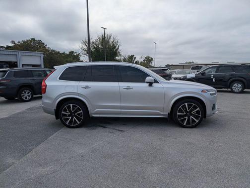 Bright Silver Metallic 2022 Volvo XC90 T6 Momentum
