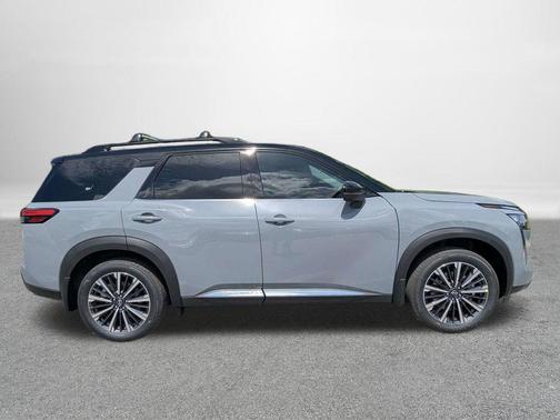 Boulder Gray Pearl/Super Black 2026 Nissan Pathfinder Platinum