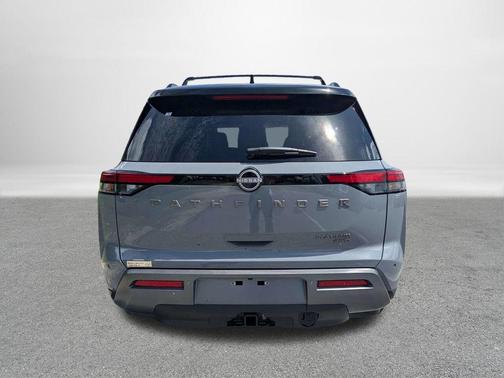 Boulder Gray Pearl/Super Black 2026 Nissan Pathfinder Platinum