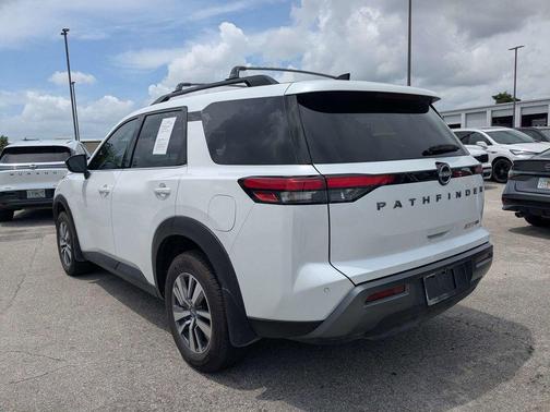 Everest White Pearl Tricoat 2026 Nissan Pathfinder SL