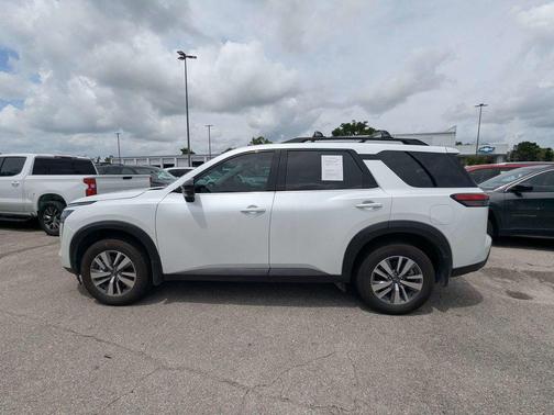 Everest White Pearl Tricoat 2026 Nissan Pathfinder SL
