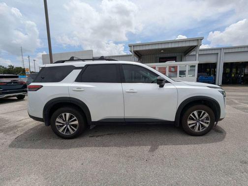 Everest White Pearl Tricoat 2026 Nissan Pathfinder SL