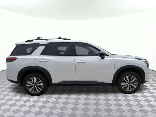 Everest White Pearl Tricoat 2026 Nissan Pathfinder SL