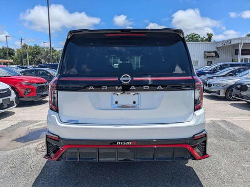 Everest White Pearl Tricoat/Super Black 2026 Nissan Armada NISMO