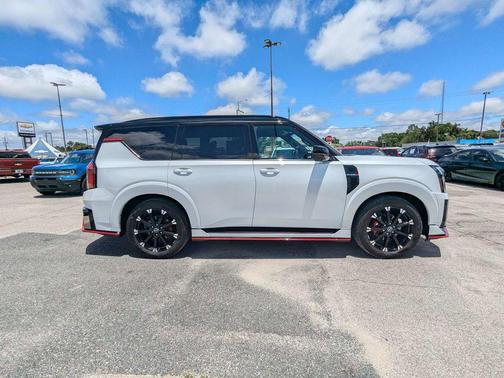 Everest White Pearl Tricoat/Super Black 2026 Nissan Armada NISMO