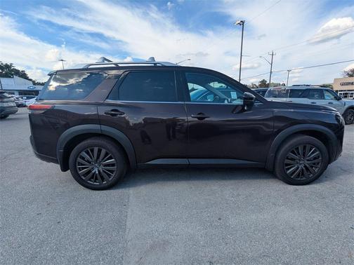 2022 Nissan Pathfinder SL 2WD