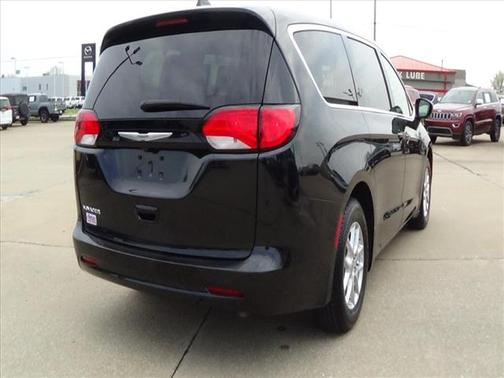 2024 Chrysler Voyager LX