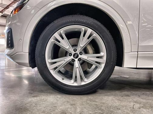 Carrara White 2023 Audi Q8 55 Premium