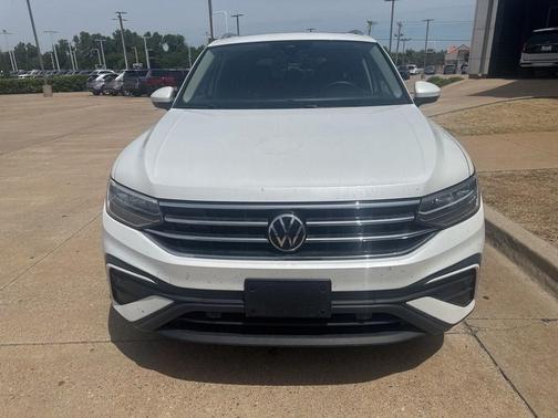 Opal White Pearl Effect 2023 Volkswagen Tiguan 2.0T SE
