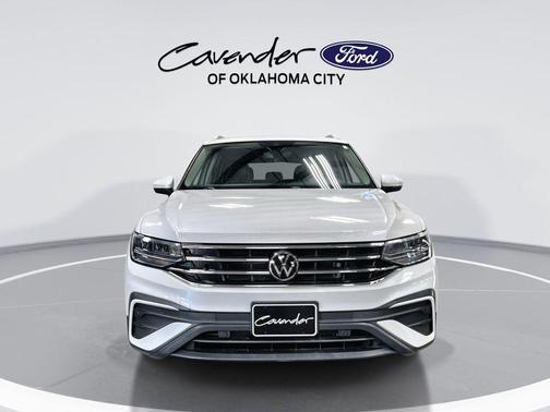 Opal White Pearl Effect 2023 Volkswagen Tiguan 2.0T SE