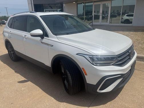 Opal White Pearl Effect 2023 Volkswagen Tiguan 2.0T SE
