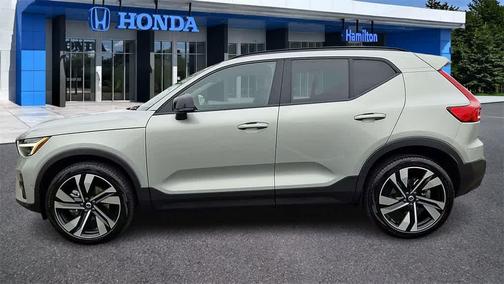 2023 Volvo XC40 B5 Ultimate Dark Theme