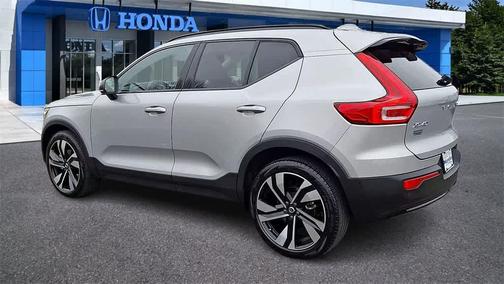 2023 Volvo XC40 B5 Ultimate Dark Theme