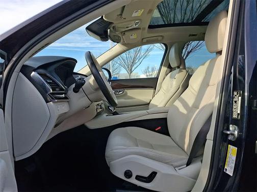 2016 Volvo XC90 T6 Momentum