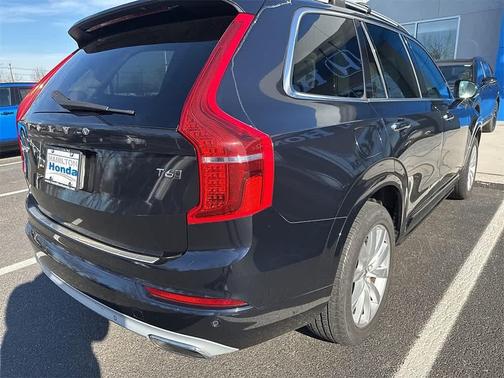 2016 Volvo XC90 T6 Momentum