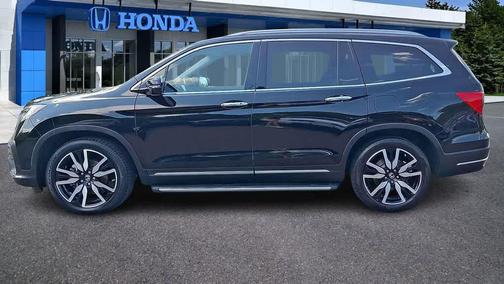 Crystal Black Pearl 2022 Honda Pilot Touring 8-Passenger