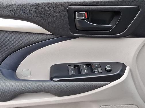 2015 Toyota Highlander LE