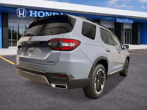 Sonic Gray Pearl 2026 Honda Pilot Touring 8-Passenger