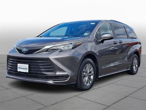 2024 Toyota Sienna LE