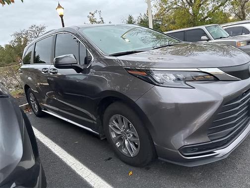2024 Toyota Sienna LE