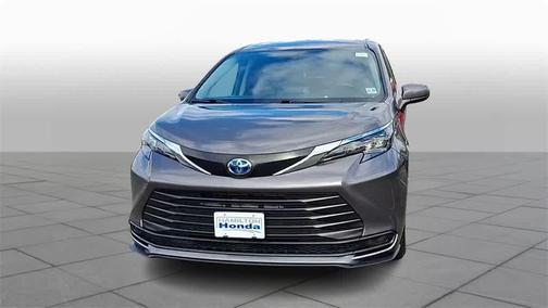 2024 Toyota Sienna LE