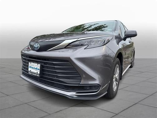 2024 Toyota Sienna LE