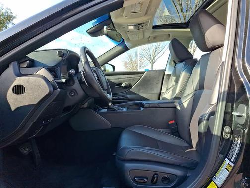 2023 Lexus ES 300h Base