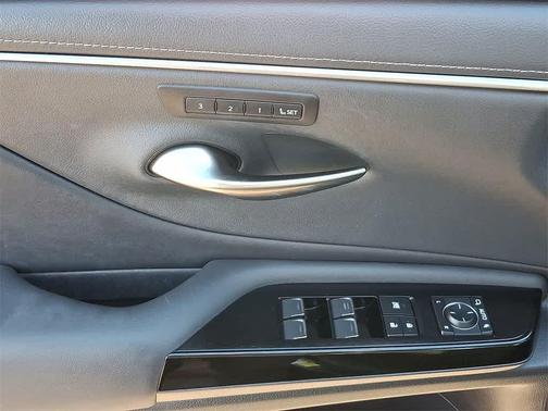 2023 Lexus ES 300h Base